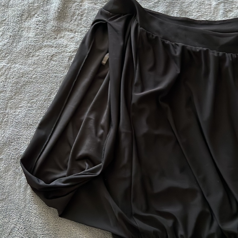 JFW Little black dress, 2X, no issues. Belt and gathered waist, open sleeves. - Picture 3 of 7